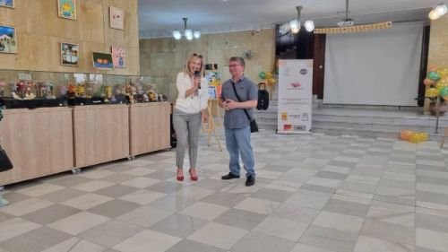 Над 80 творби представи изложбата „Изкуство без граници и възраст“ в Асеновград
